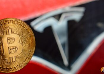 Musk dice que Tesla aceptará bitcoins con una condición